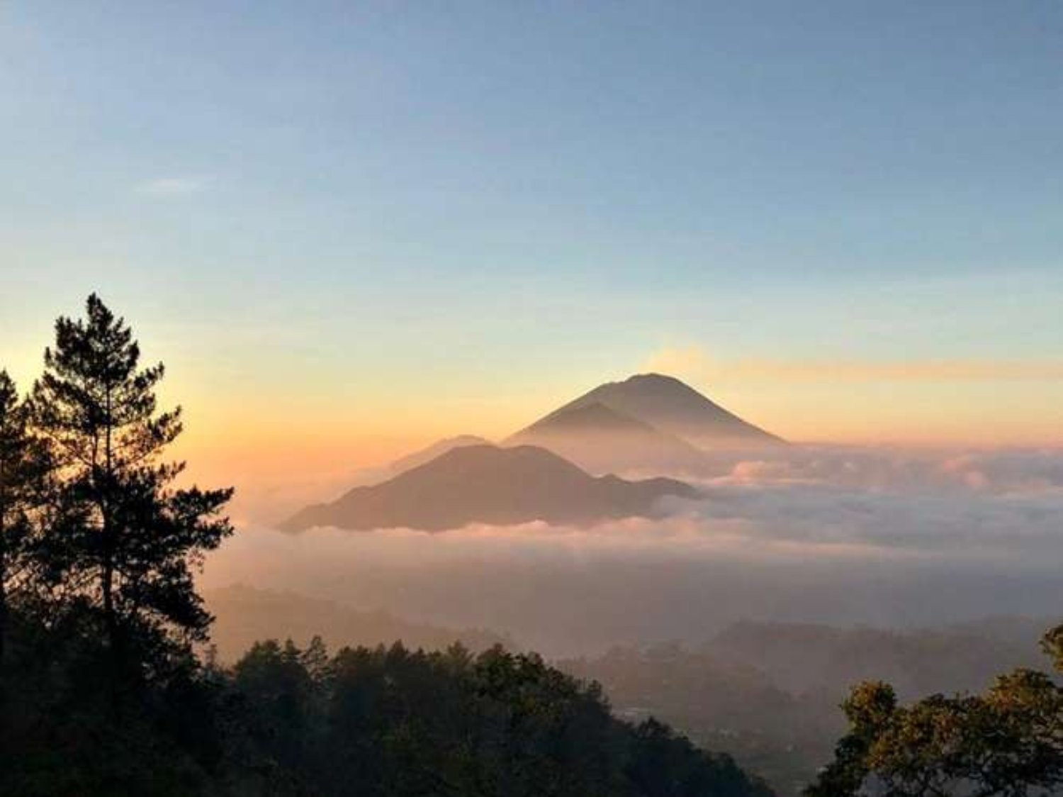 Belle randonnée au mont Batur Avec une belle vue sur le soleil se levant