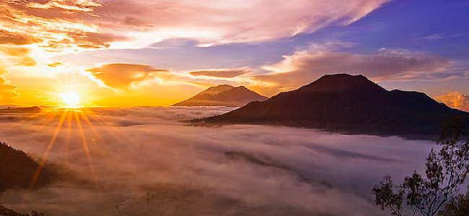 la beauté du lever de soleil panoramique depuis le sommet du mont Batur,faites la randonnée,bali