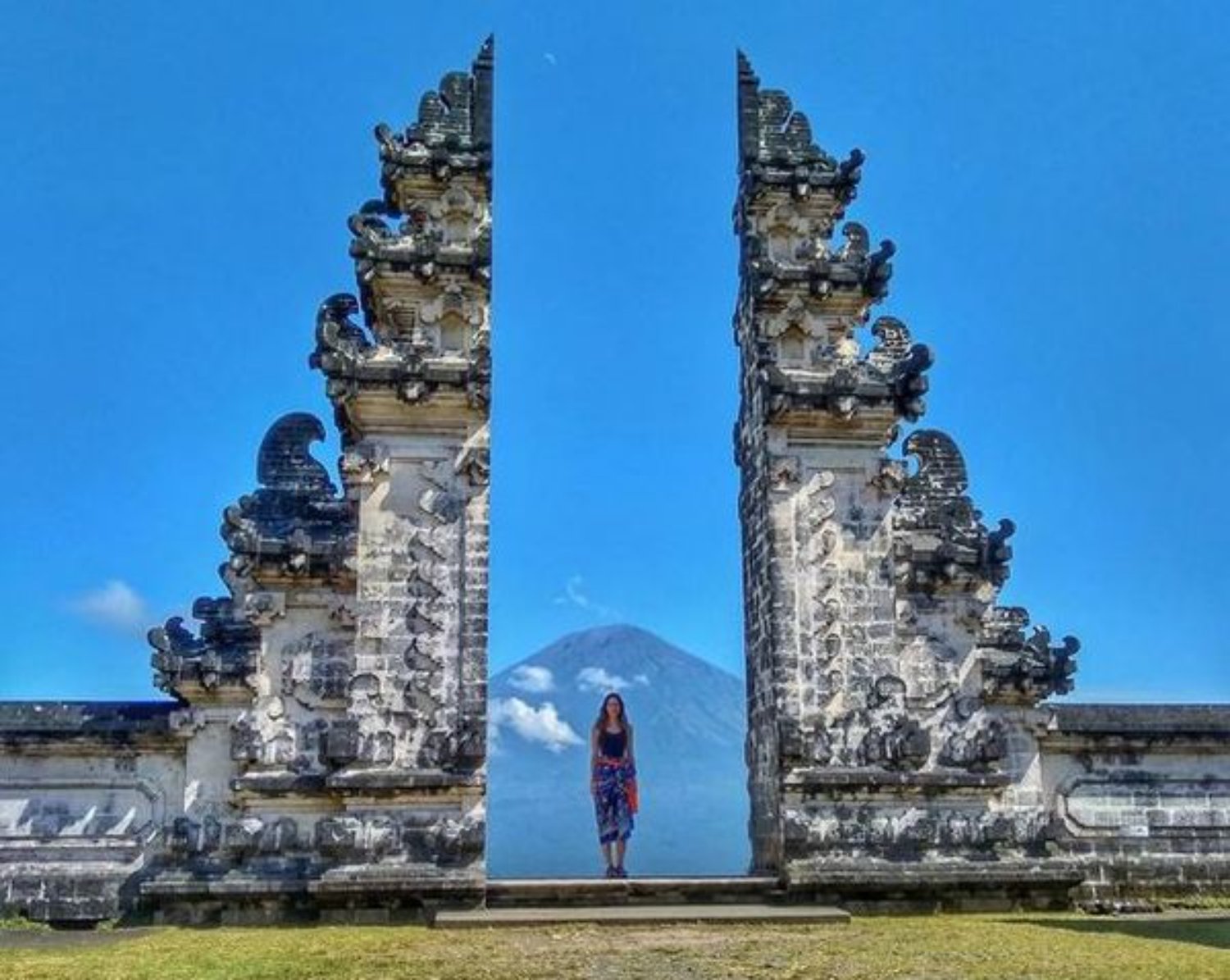 voyage à bali la montagne Lempuyang dans le district de Karangasen avec vue sur la mer et les montag
